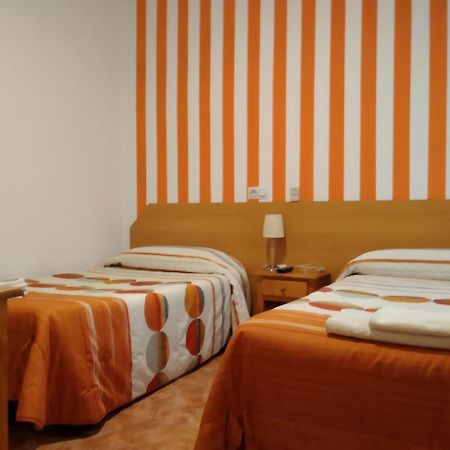 Pension Dominguez Madrid Bagian luar foto