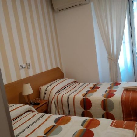Pension Dominguez Madrid Bagian luar foto