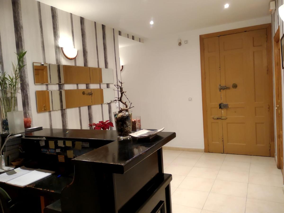 Pension Dominguez Madrid Bagian luar foto