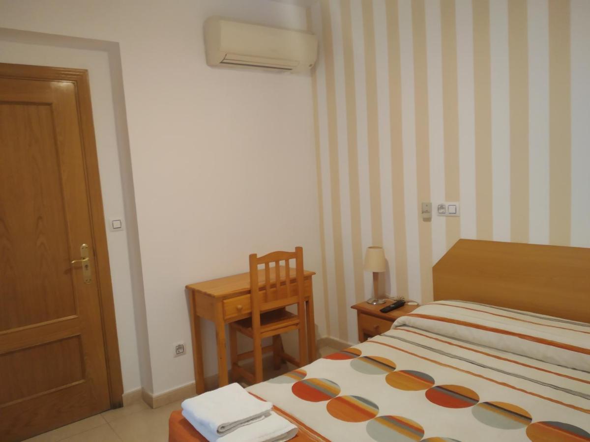 Pension Dominguez Madrid Bagian luar foto