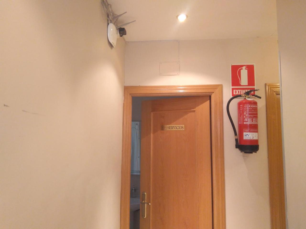 Pension Dominguez Madrid Bagian luar foto