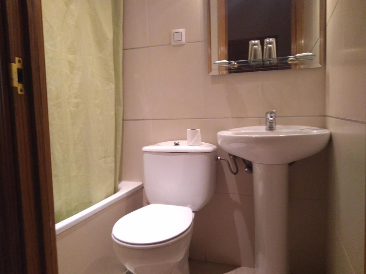 Pension Dominguez Madrid Bagian luar foto