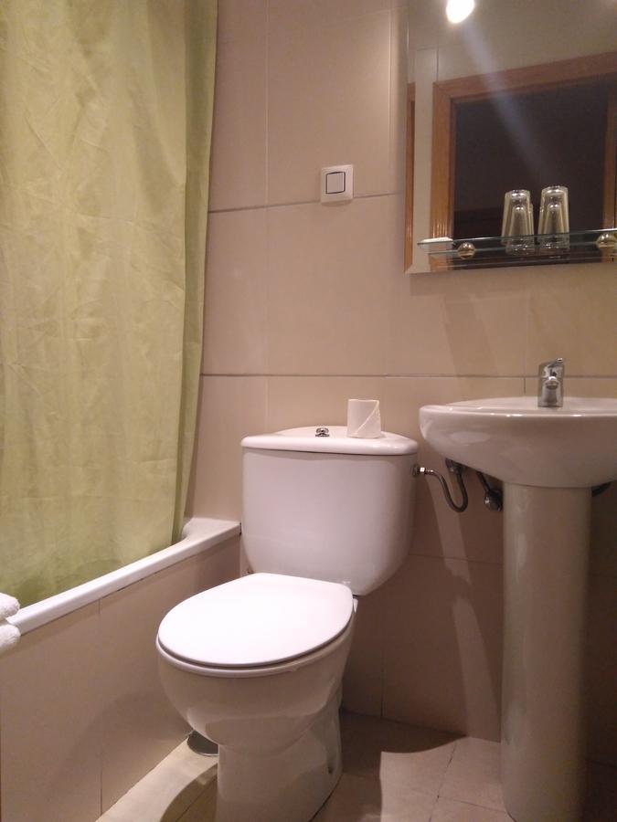 Pension Dominguez Madrid Bagian luar foto
