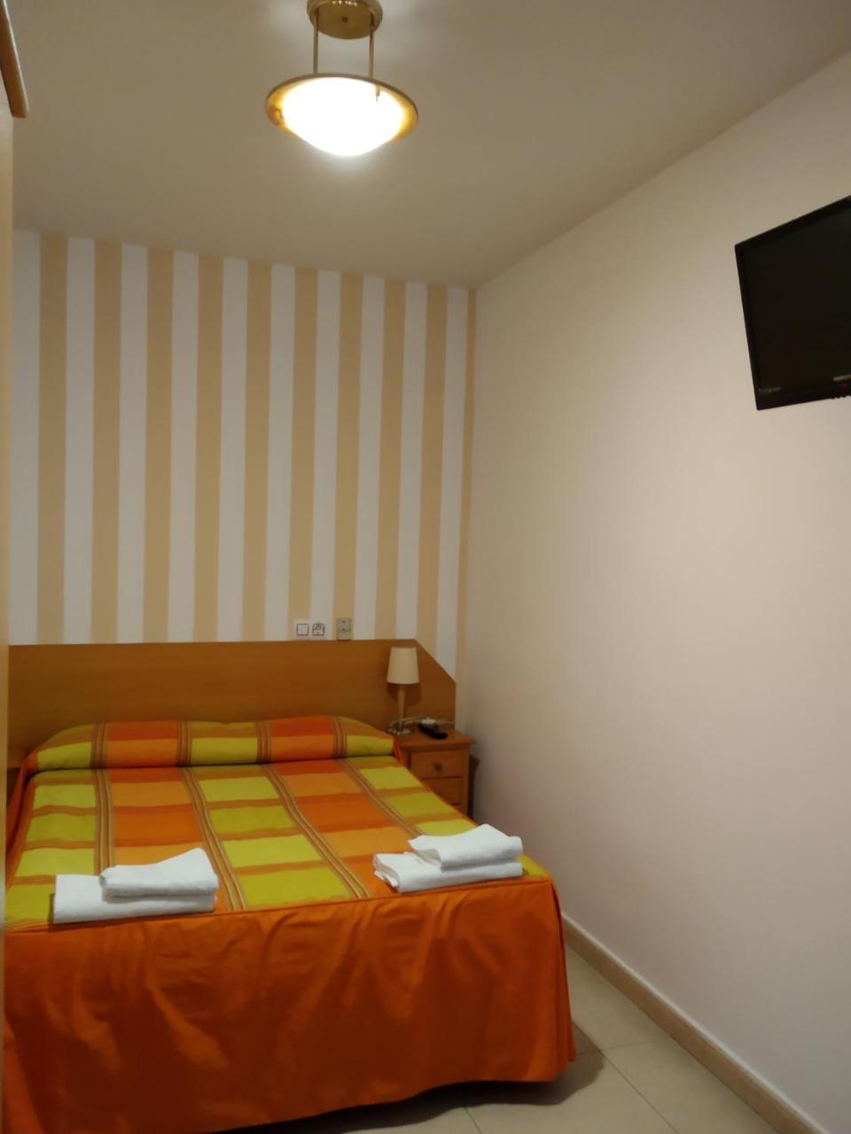 Pension Dominguez Madrid Bagian luar foto