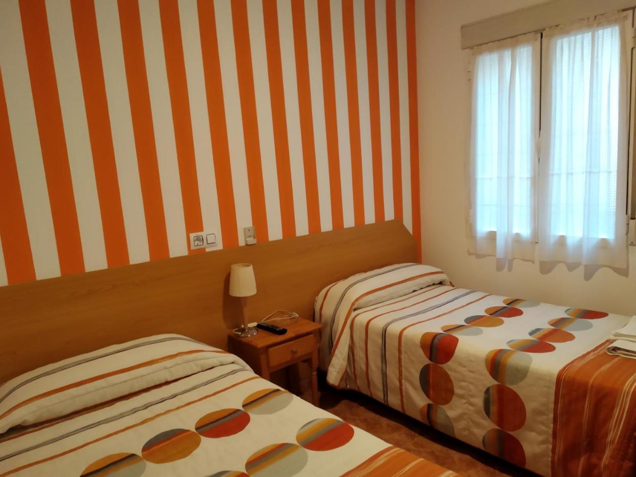 Pension Dominguez Madrid Bagian luar foto
