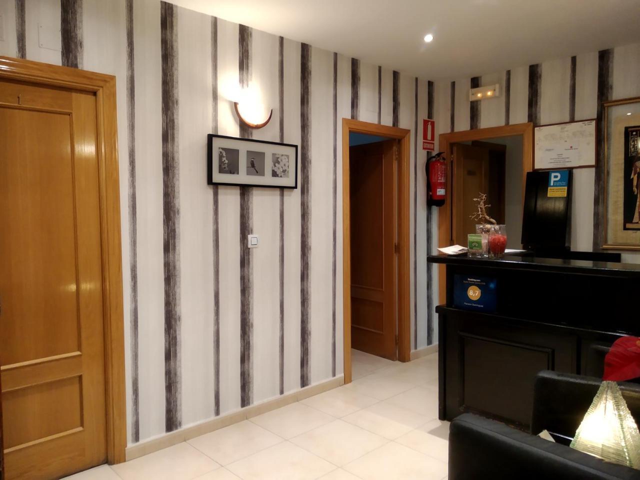 Pension Dominguez Madrid Bagian luar foto