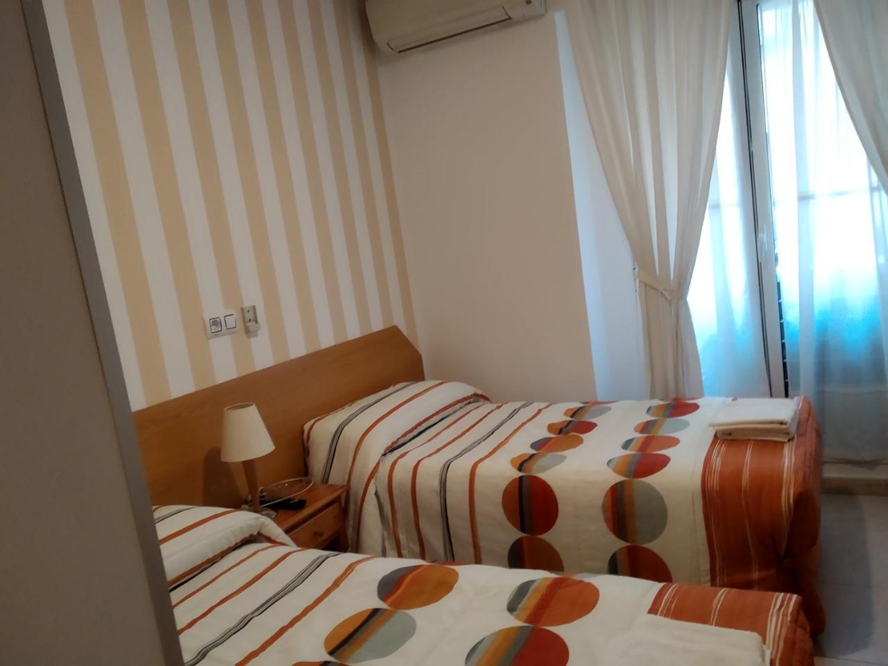 Pension Dominguez Madrid Bagian luar foto