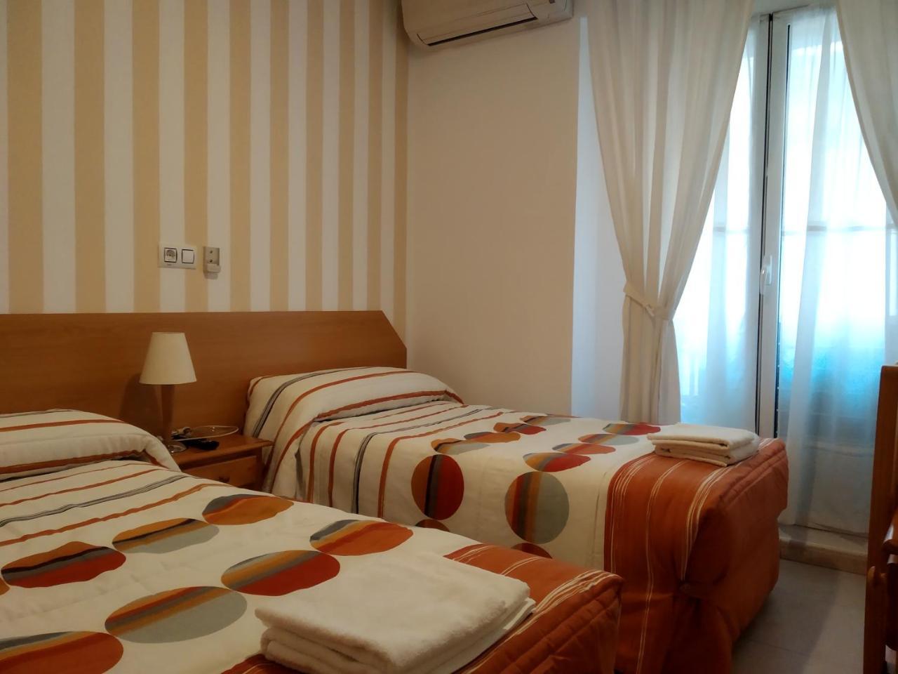 Pension Dominguez Madrid Bagian luar foto