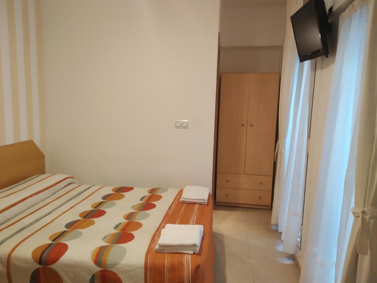 Pension Dominguez Madrid Bagian luar foto
