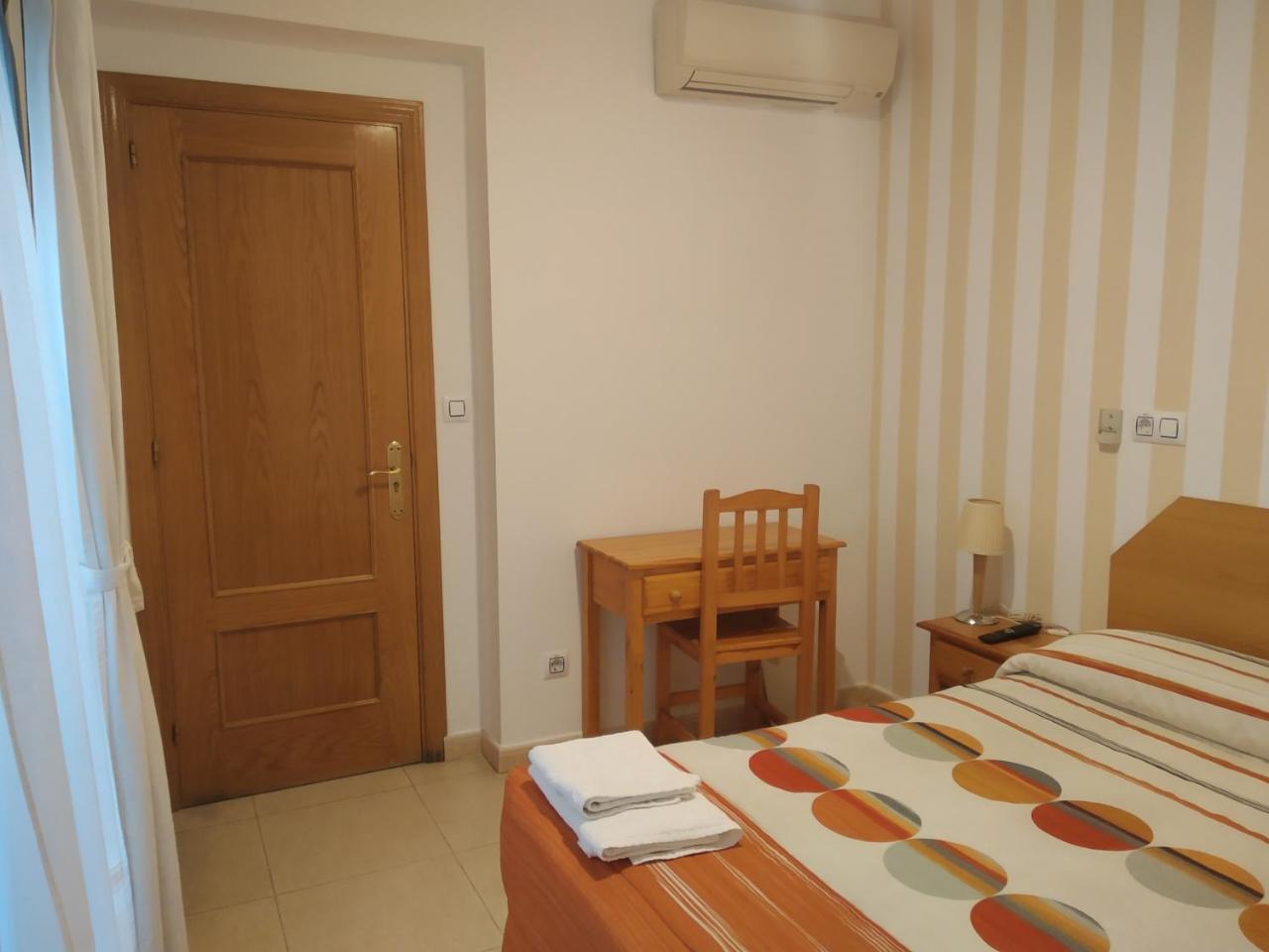 Pension Dominguez Madrid Bagian luar foto