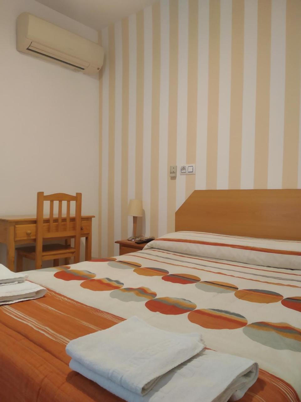 Pension Dominguez Madrid Bagian luar foto