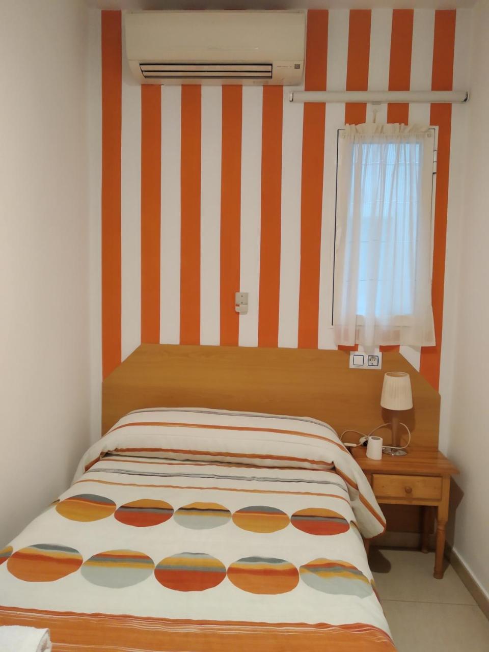 Pension Dominguez Madrid Bagian luar foto
